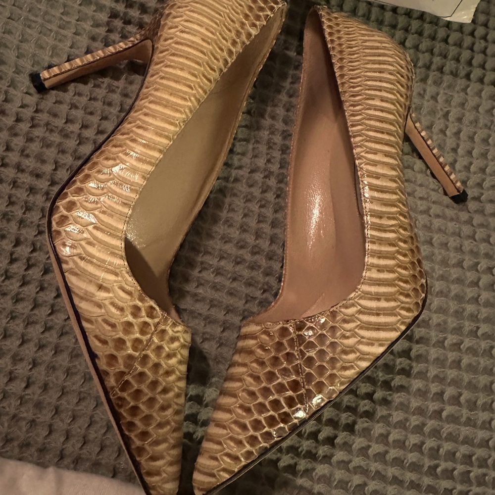 BNWT MANOLO BLAHNIK SNAKESKIN PUMPS HEELS 37
